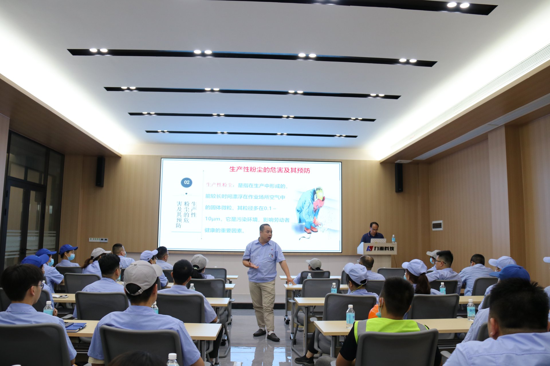 開(kāi)展職業(yè)健康安全防范知識(shí)普及培訓(xùn)